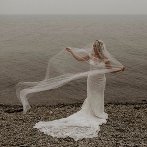 White single comb veil